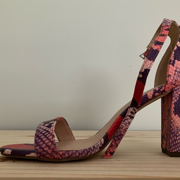 Madden Girl heeled sandals, snakeskin pattern US 8 - Picture 4 of 7